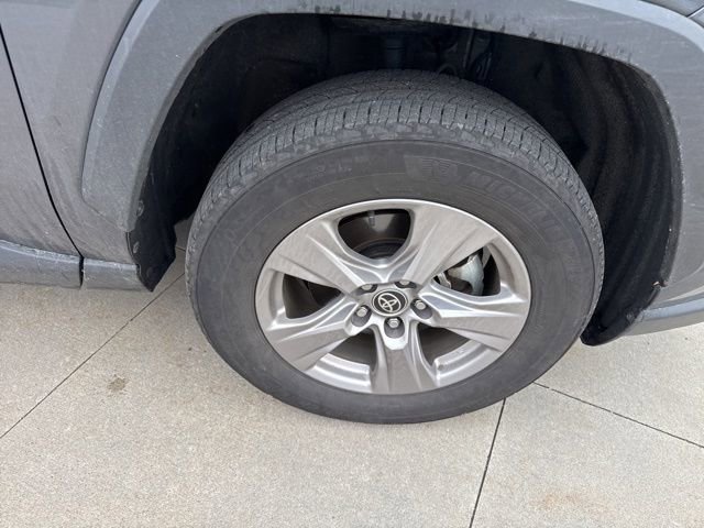 Used 2025 Toyota RAV4 XLE AWD/4WD image 9