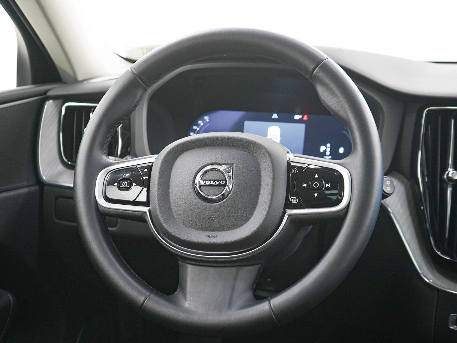 Used 2025 Volvo XC60 B5 Plus AWD/4WD image 18