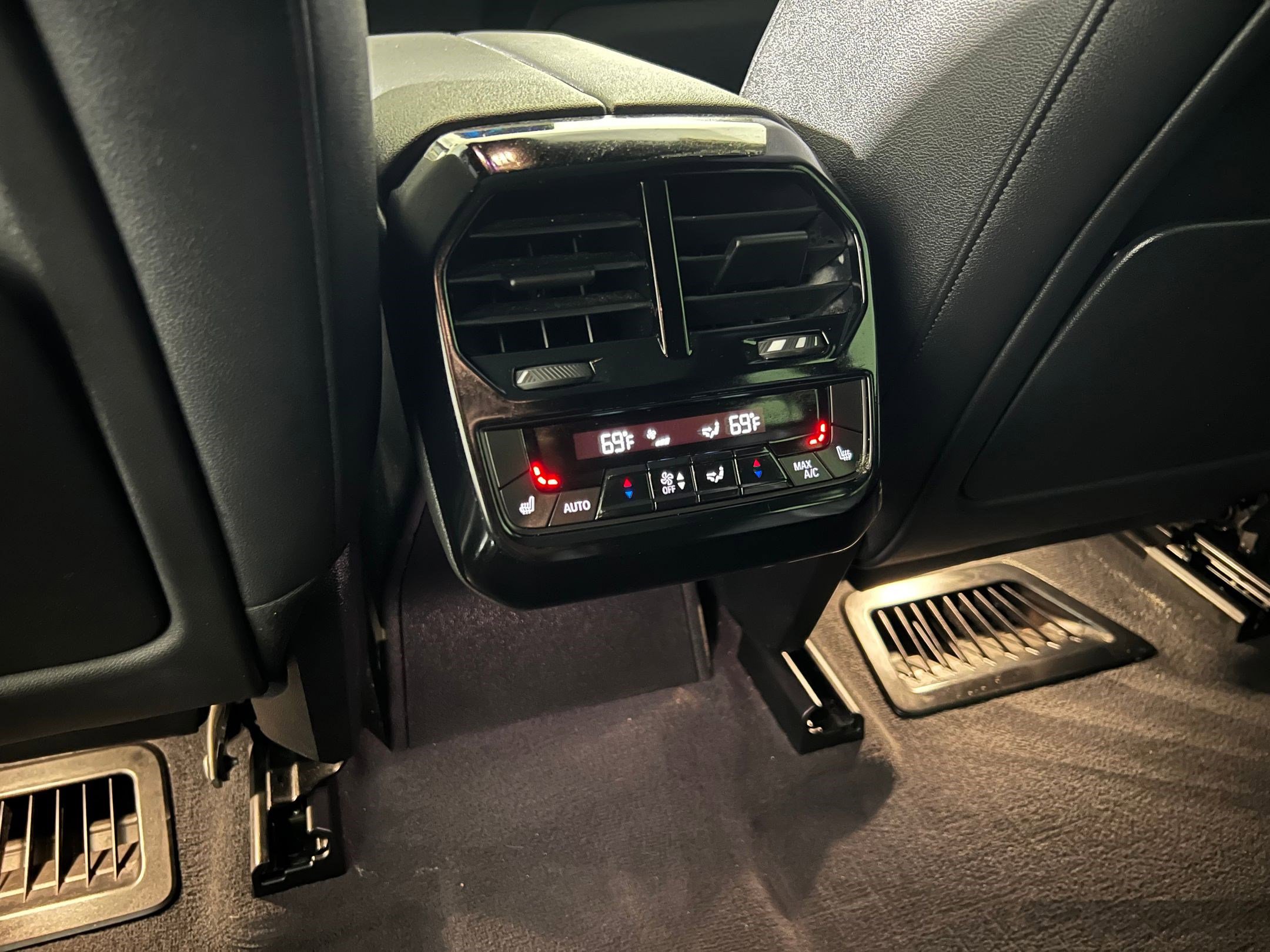 Used 2022 BMW iX xDrive50 w/ Premium Package image 34