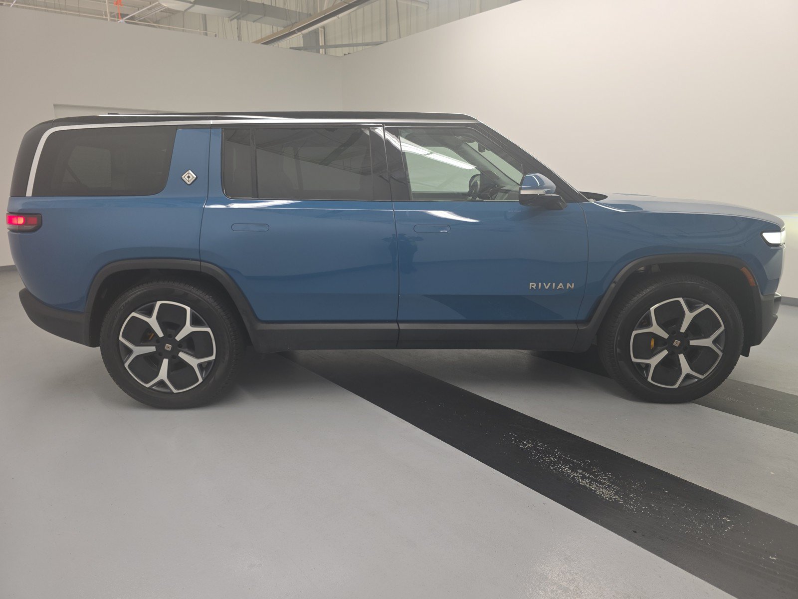 Used 2023 Rivian R1S Adventure AWD/4WD image 6