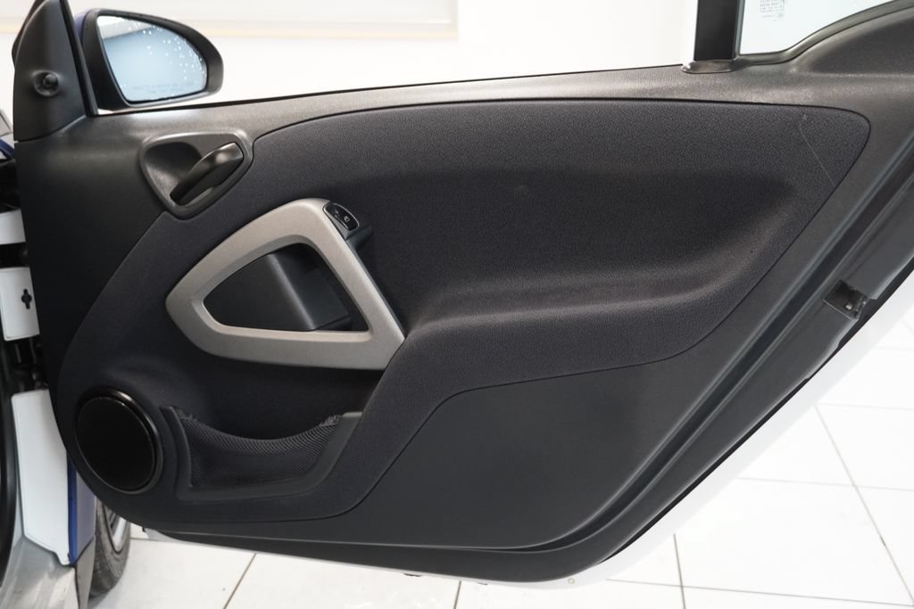 Used 2015 smart fortwo pure RWD image 19