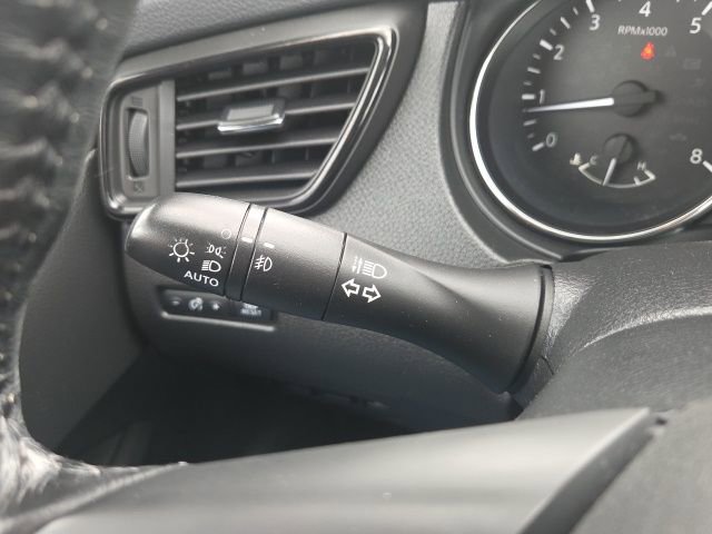 Used 2017 Nissan Rogue SV w/ SV Premium Package AWD/4WD image 40