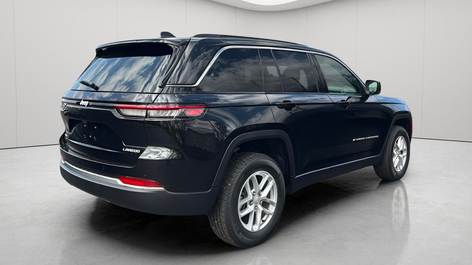 New 2026 Jeep Grand Cherokee Laredo image 4