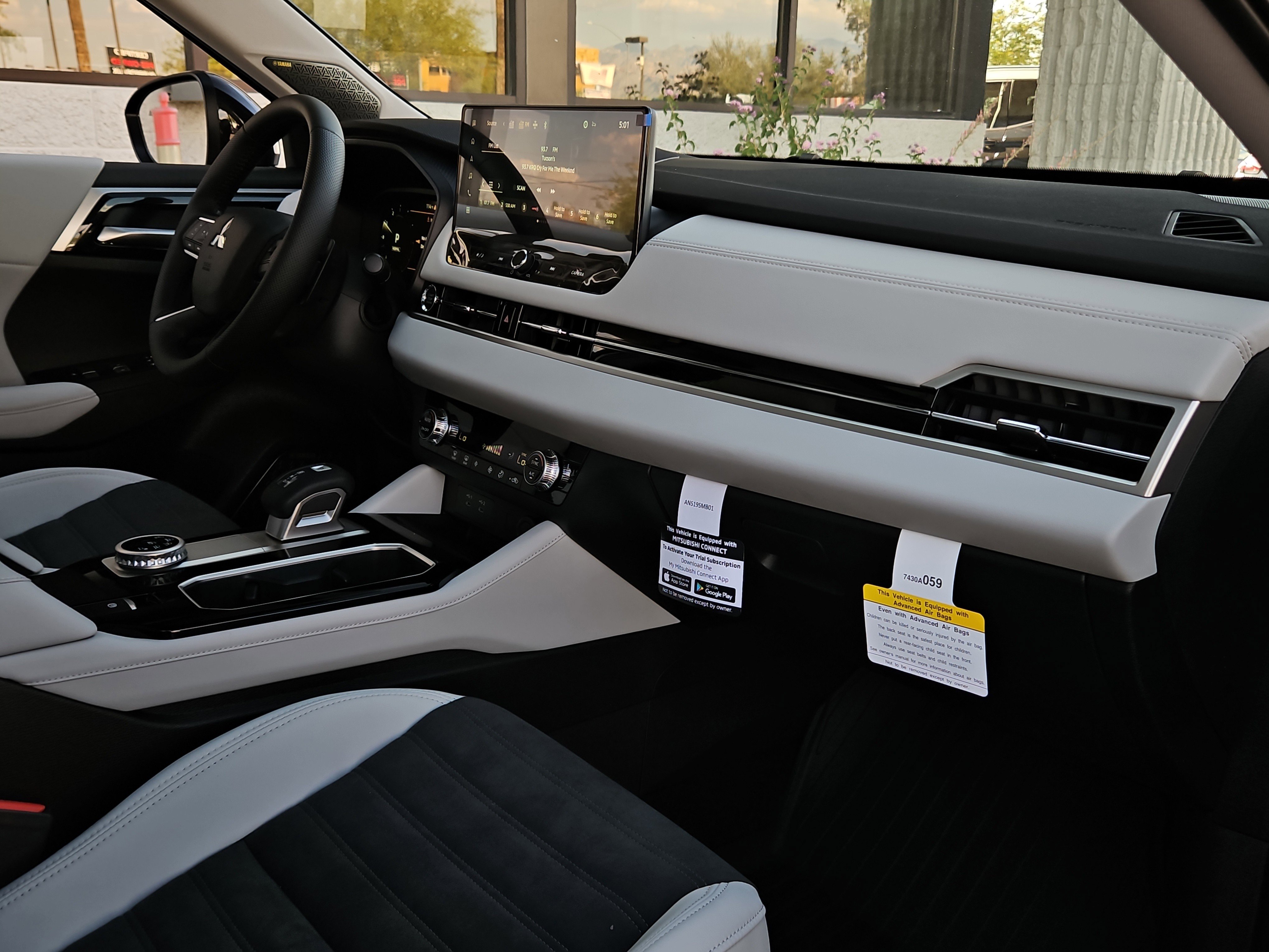 New 2025 Mitsubishi Outlander SE image 24