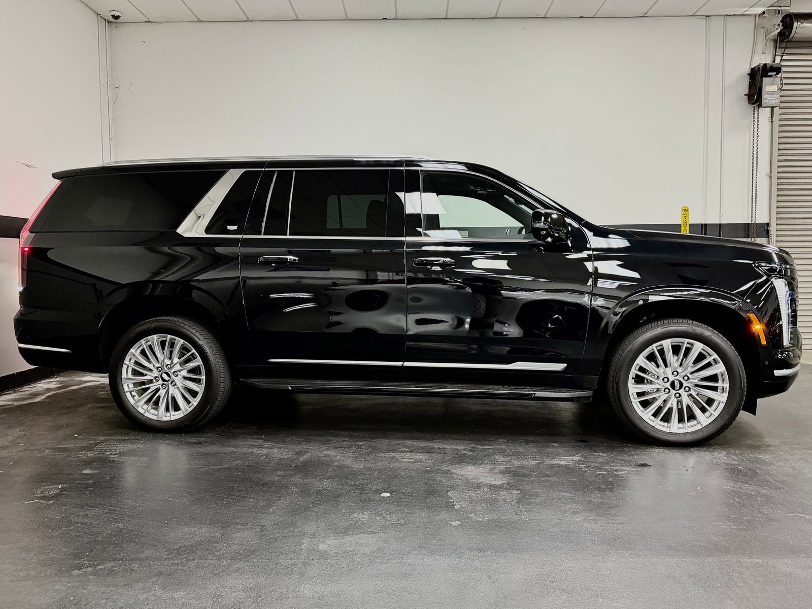 Used 2025 Cadillac Escalade ESV Premium Luxury image 5