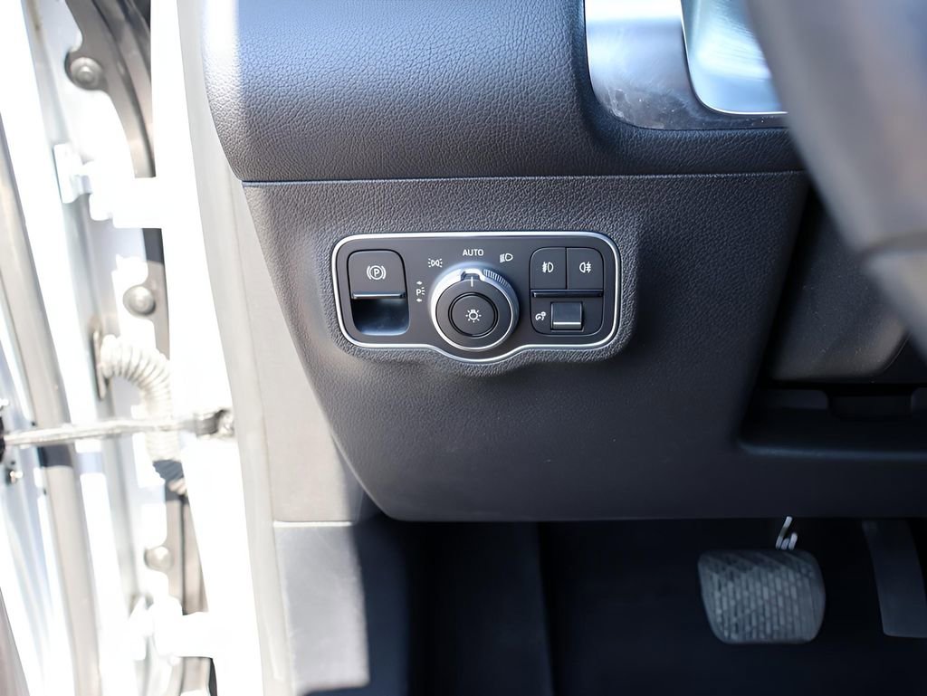 Used 2020 Mercedes-Benz GLB 250 4MATIC image 35