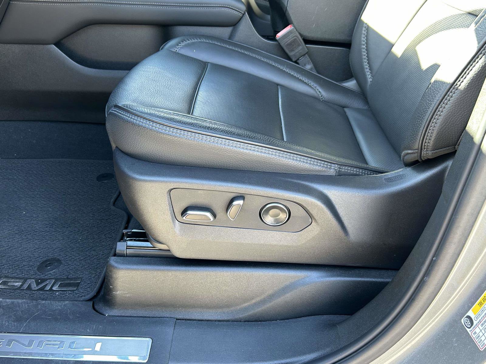 Used 2025 GMC Yukon Denali image 20