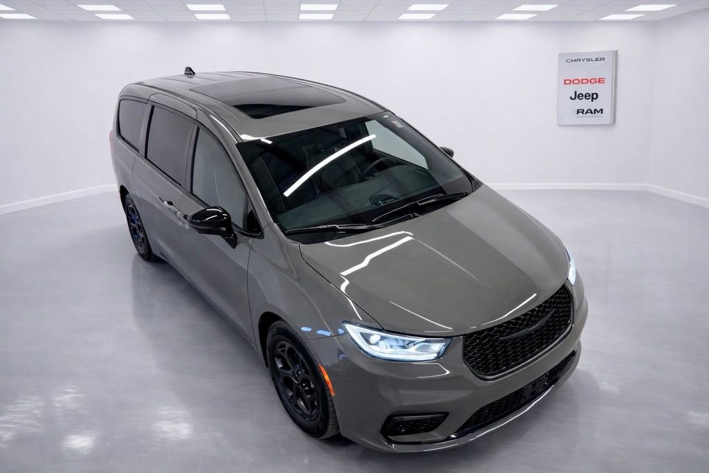 Used 2023 Chrysler Pacifica Limited w/ S Appearance Package image 2