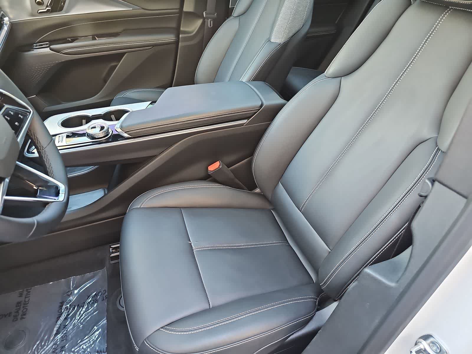 Used 2024 Cadillac Lyriq Tech AWD/4WD image 15