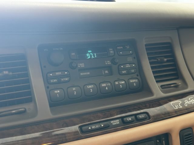 Used 1997 Lincoln Town Car Signature RWD image 21