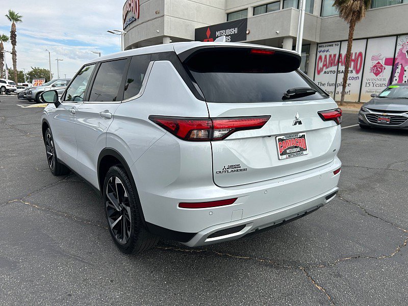 Used 2024 Mitsubishi Outlander AWD image 2