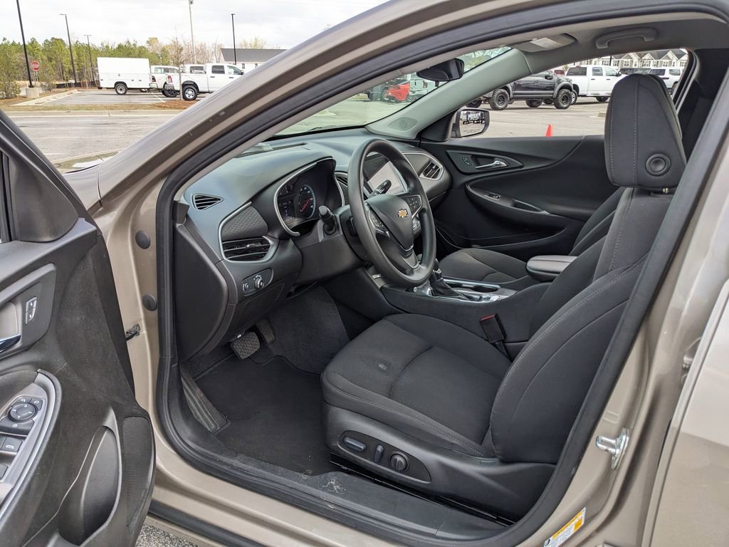 Used 2025 Chevrolet Malibu LT image 34