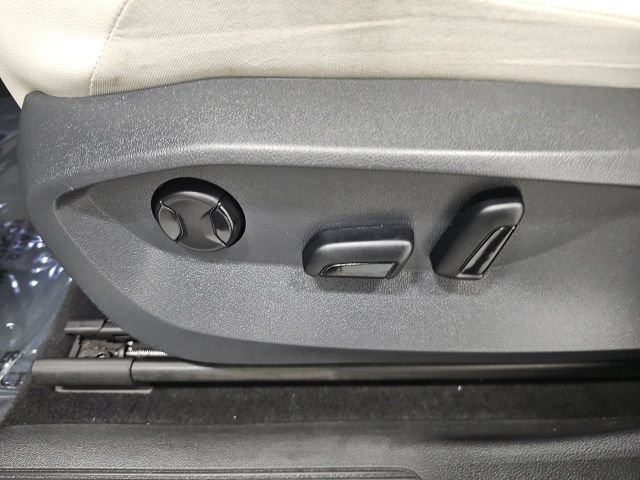 Used 2023 Volkswagen Tiguan SE w/ Panoramic Sunroof Package AWD/4WD image 15