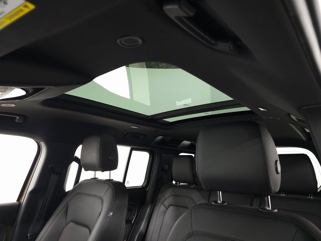 Used 2025 Land Rover Defender 110 S image 17