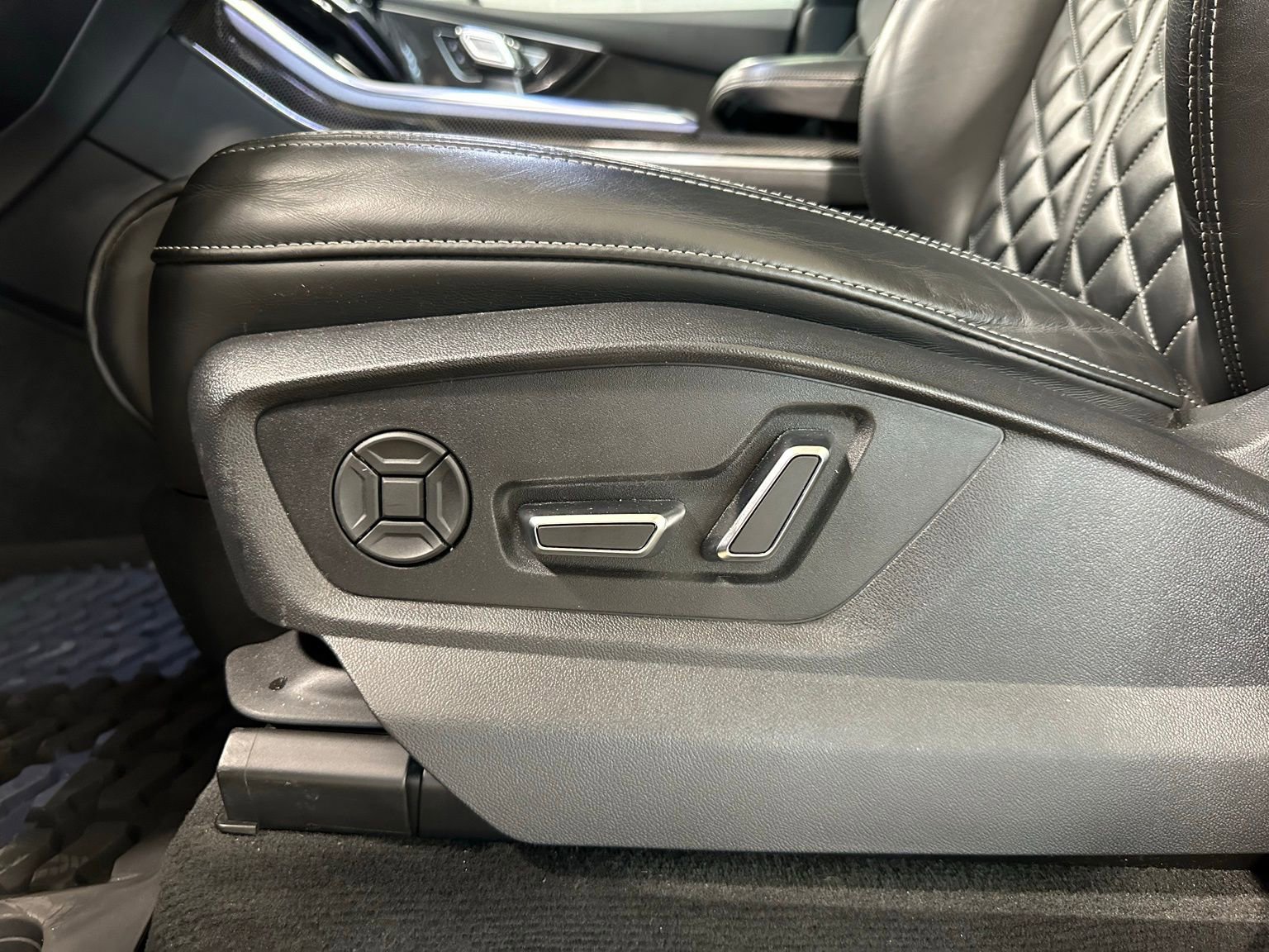 Used 2021 Audi SQ7 Premium Plus w/ SQ7 Black Optic Package image 14