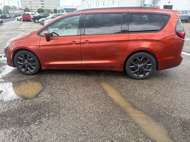 Used 2018 Chrysler Pacifica Touring-L Plus FWD image 26