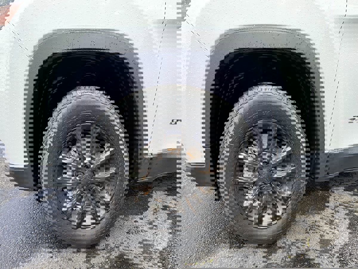 Used 2020 Jeep Cherokee Latitude w/ Cold Weather Group image 23