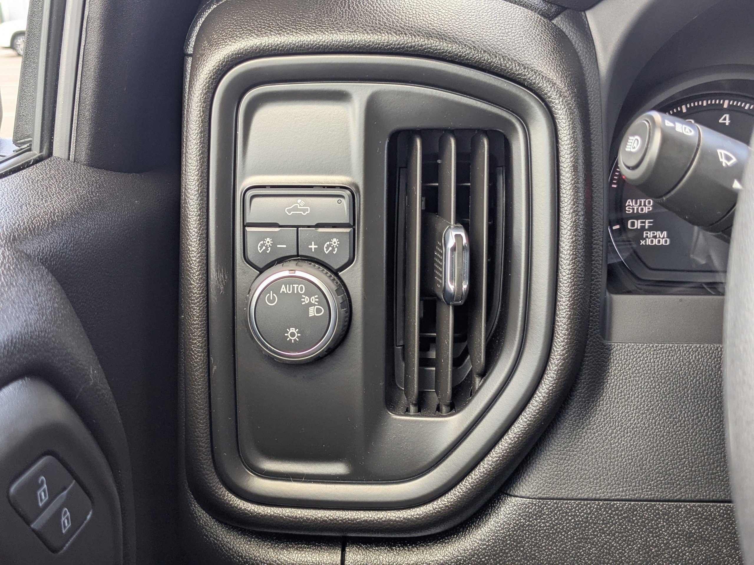 Used 2025 Chevrolet Silverado 1500 Custom image 24