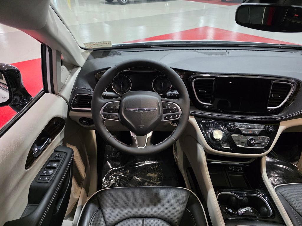 Used 2024 Chrysler Pacifica Limited image 16