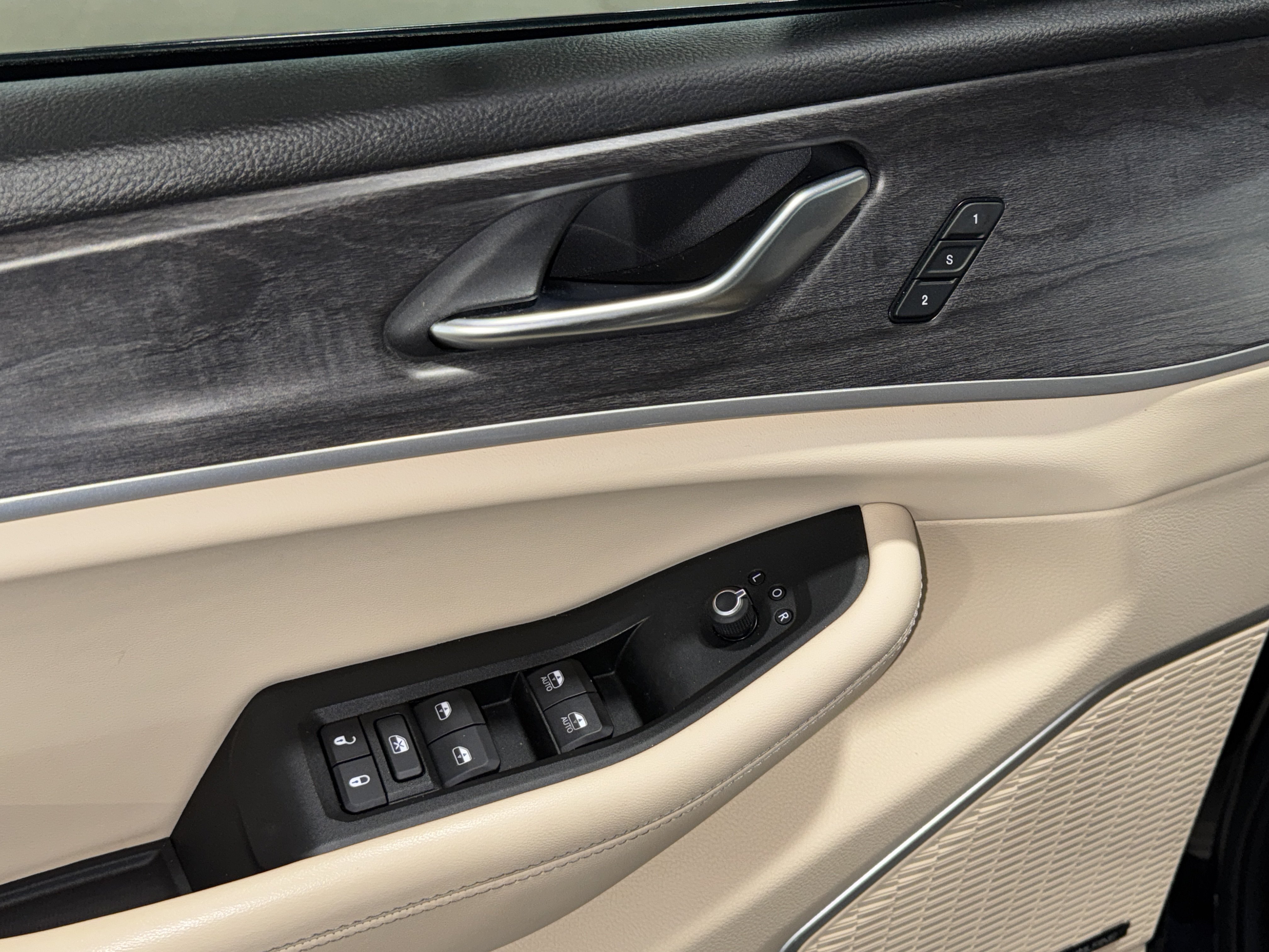 Used 2021 Jeep Grand Cherokee L Limited RWD image 19
