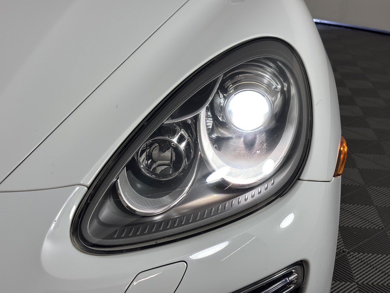 Used 2014 Porsche Cayenne Platinum Edition AWD/4WD image 12