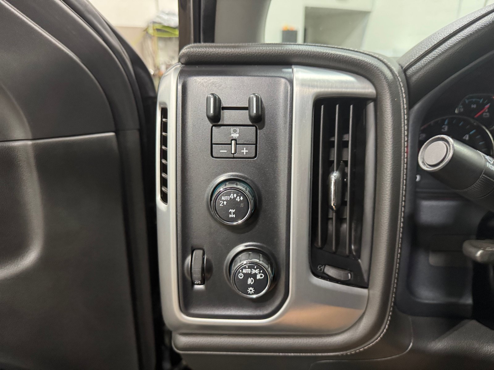 Used 2018 GMC Sierra 1500 SLT AWD/4WD image 18