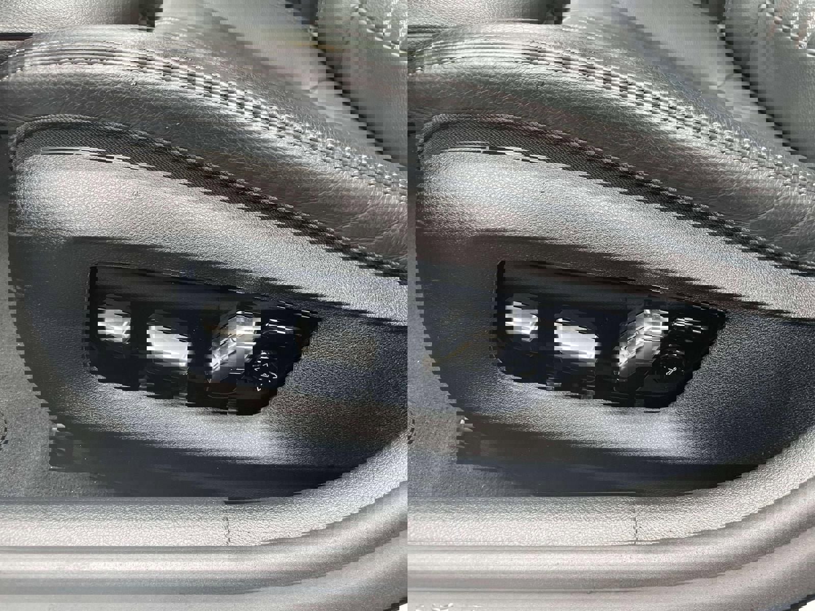 Used 2023 BMW M550i xDrive w/ Executive Package image 18