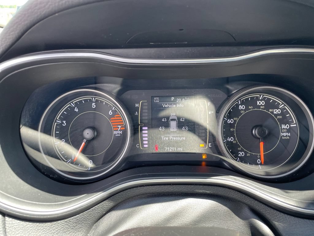 Used 2019 Jeep Cherokee Latitude w/ Popular Appearance Group FWD image 18