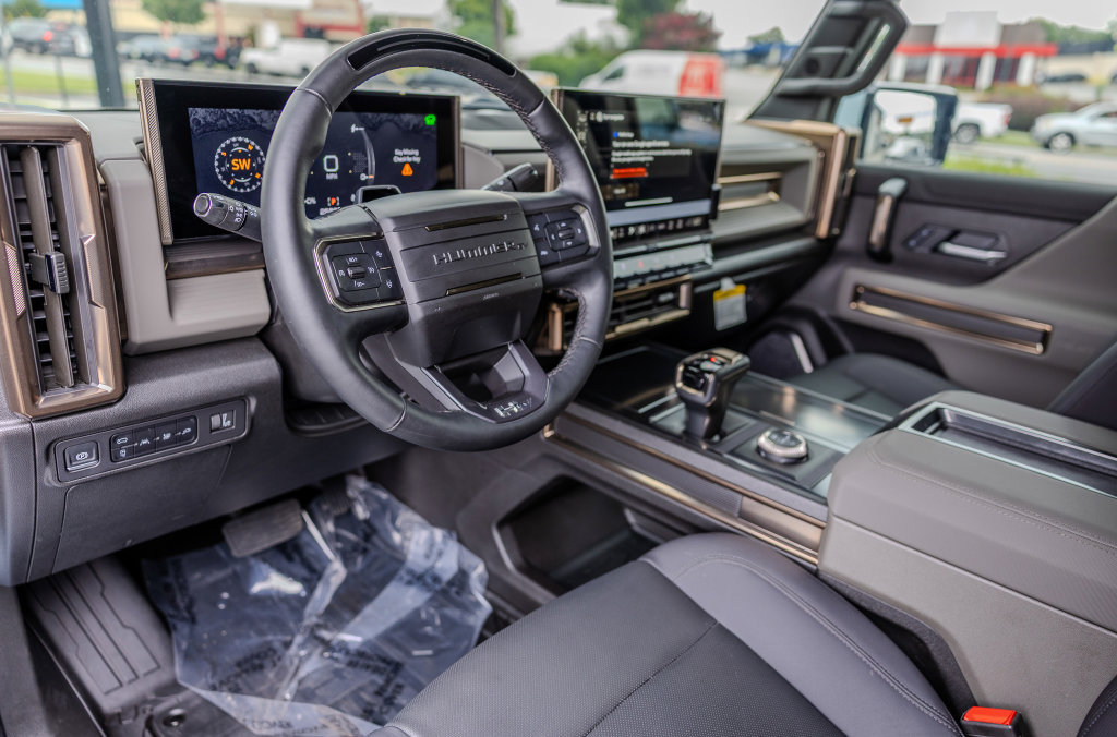 Used 2025 GMC Hummer EV 3X w/ LPO, Cargo Utility Package AWD/4WD image 4
