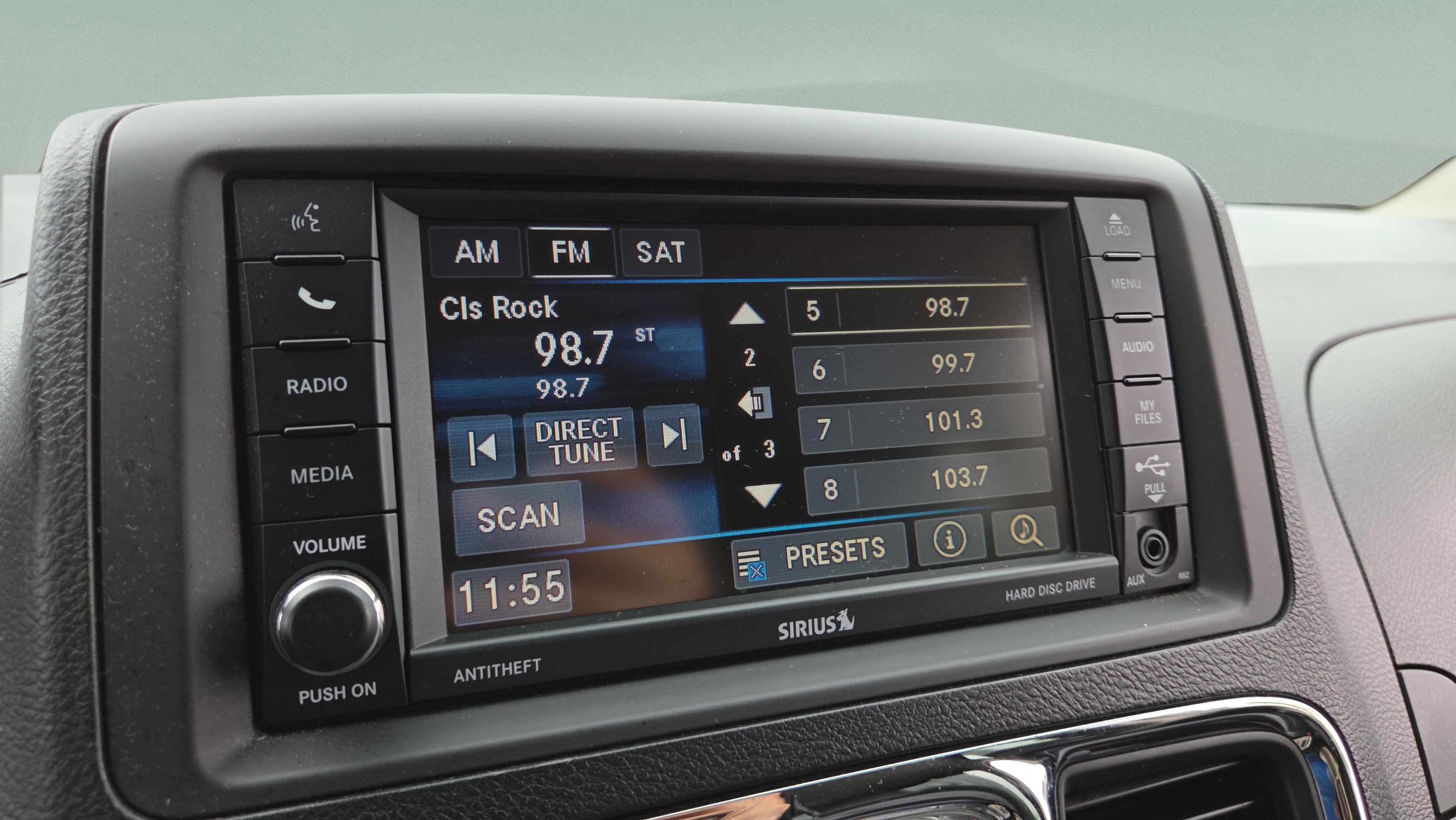 Used 2013 Chrysler Town & Country Touring FWD image 28