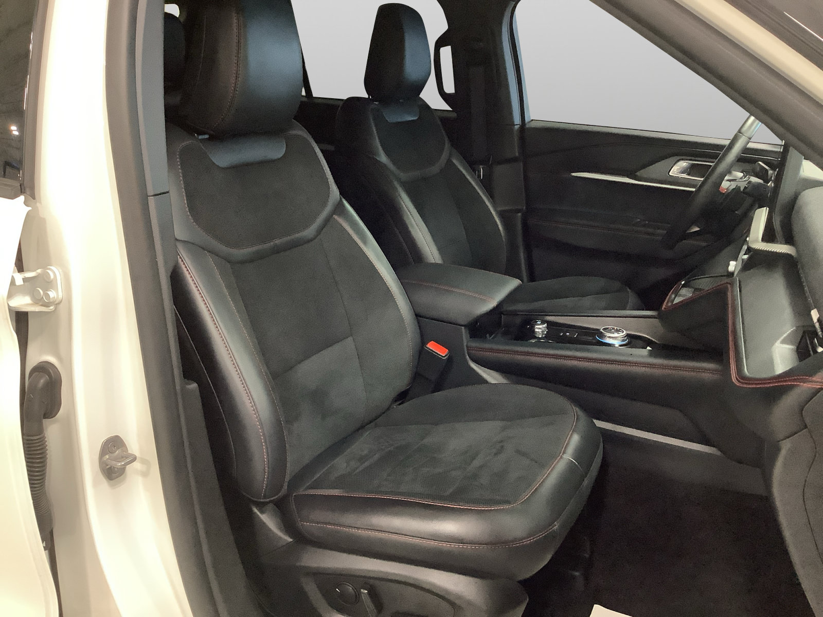 Used 2025 Ford Explorer ST RWD image 24
