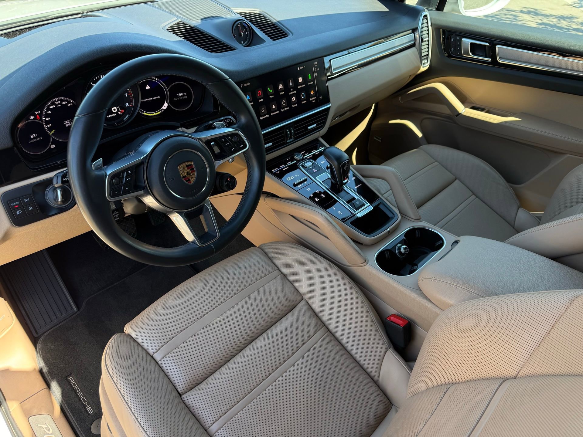 Used 2022 Porsche Cayenne Platinum Edition image 4