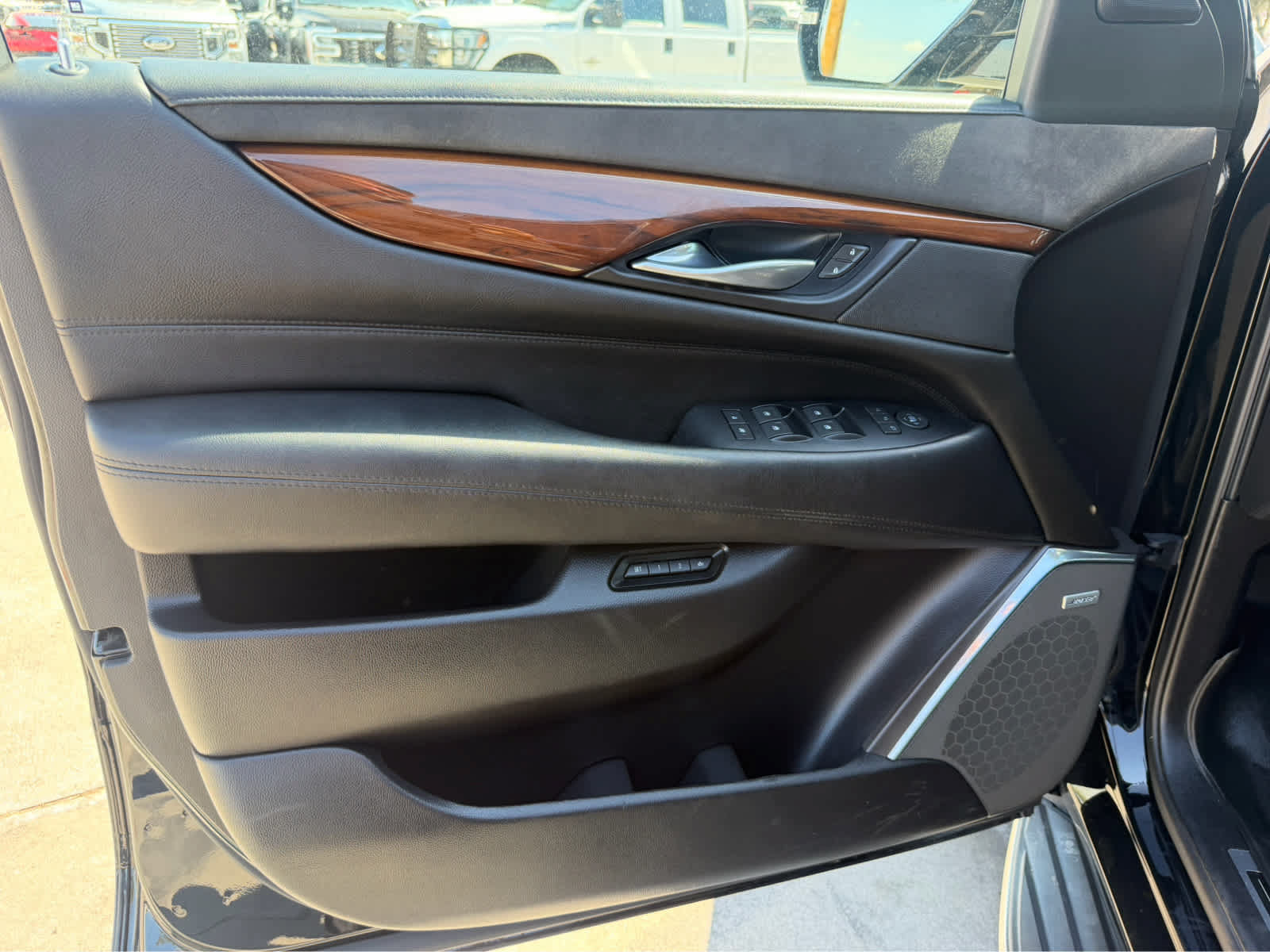 Used 2017 Cadillac Escalade ESV Luxury AWD/4WD image 17