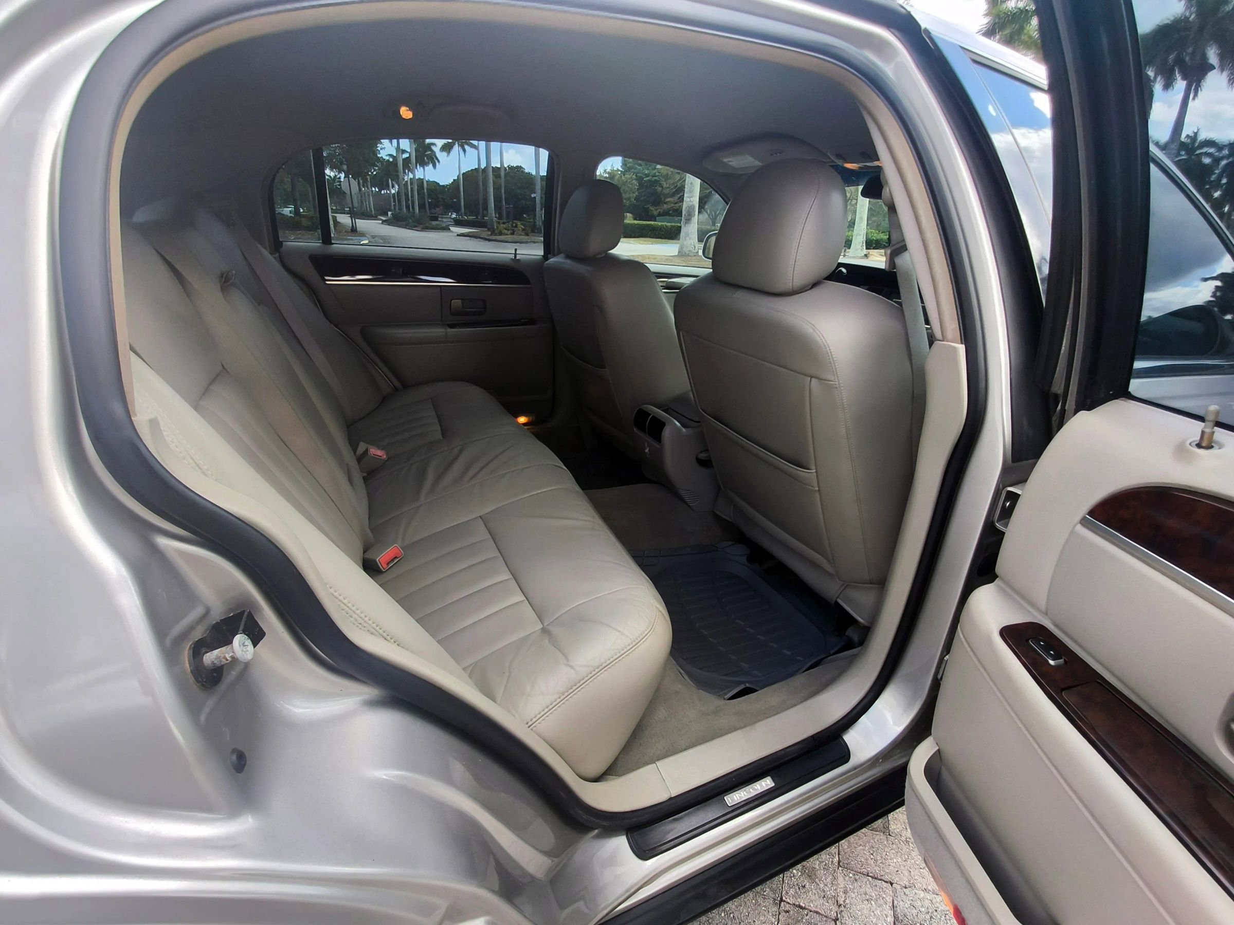 Used 2006 Lincoln Town Car Signature image 9