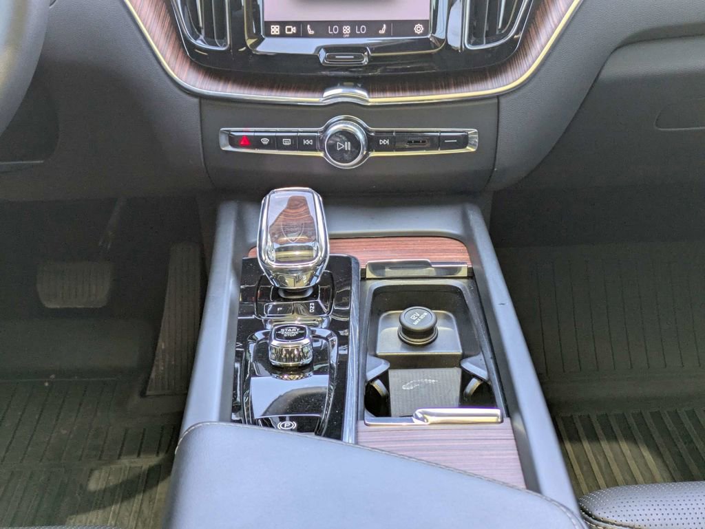 Certified 2023 Volvo XC60 B5 Ultimate w/ Protection Package Premier image 22
