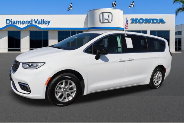 Used 2025 Chrysler Pacifica Select FWD image 3