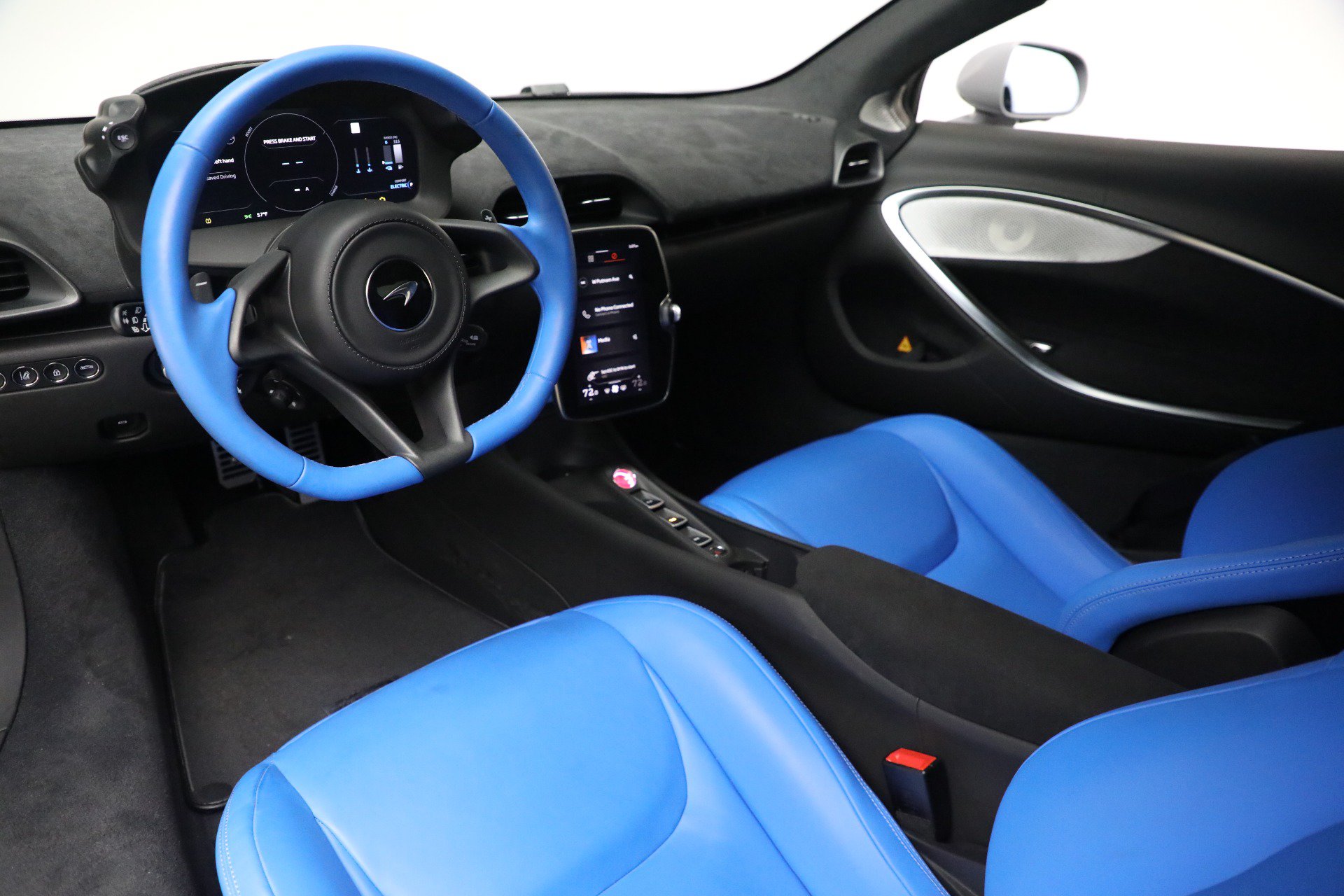 Used 2023 McLaren Artura RWD image 23