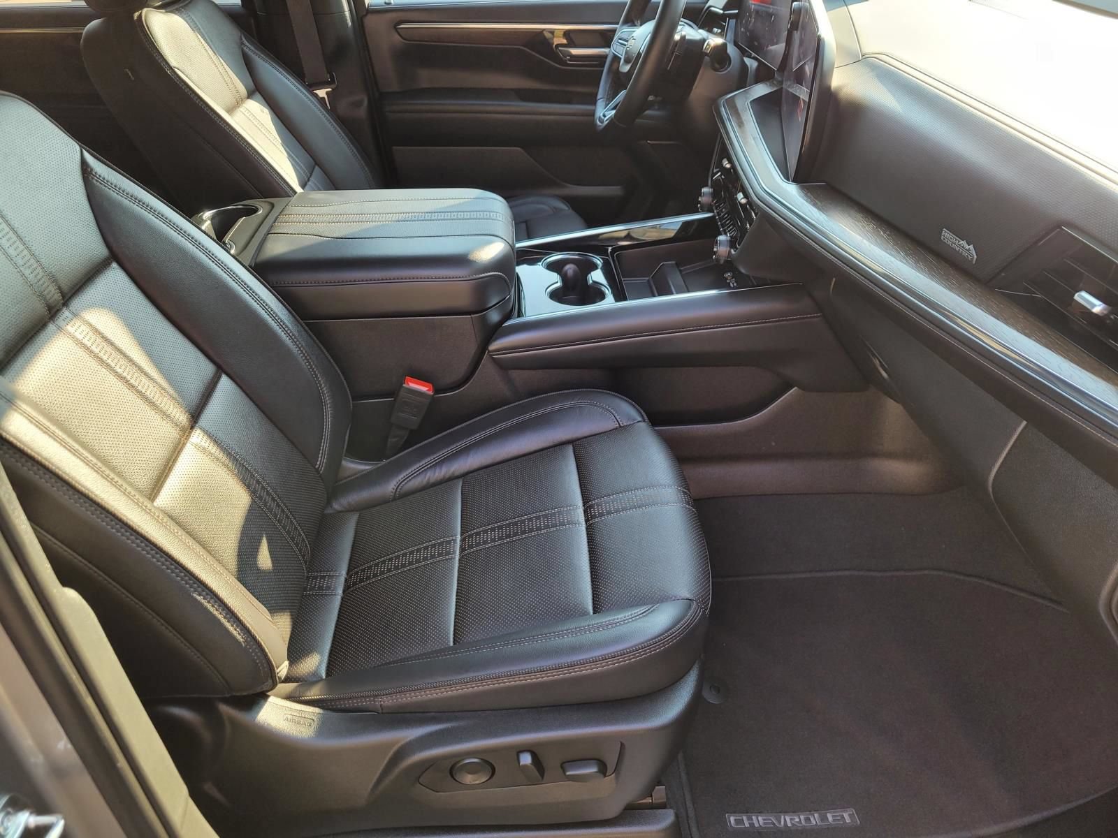 Used 2025 Chevrolet Tahoe High Country AWD/4WD image 11