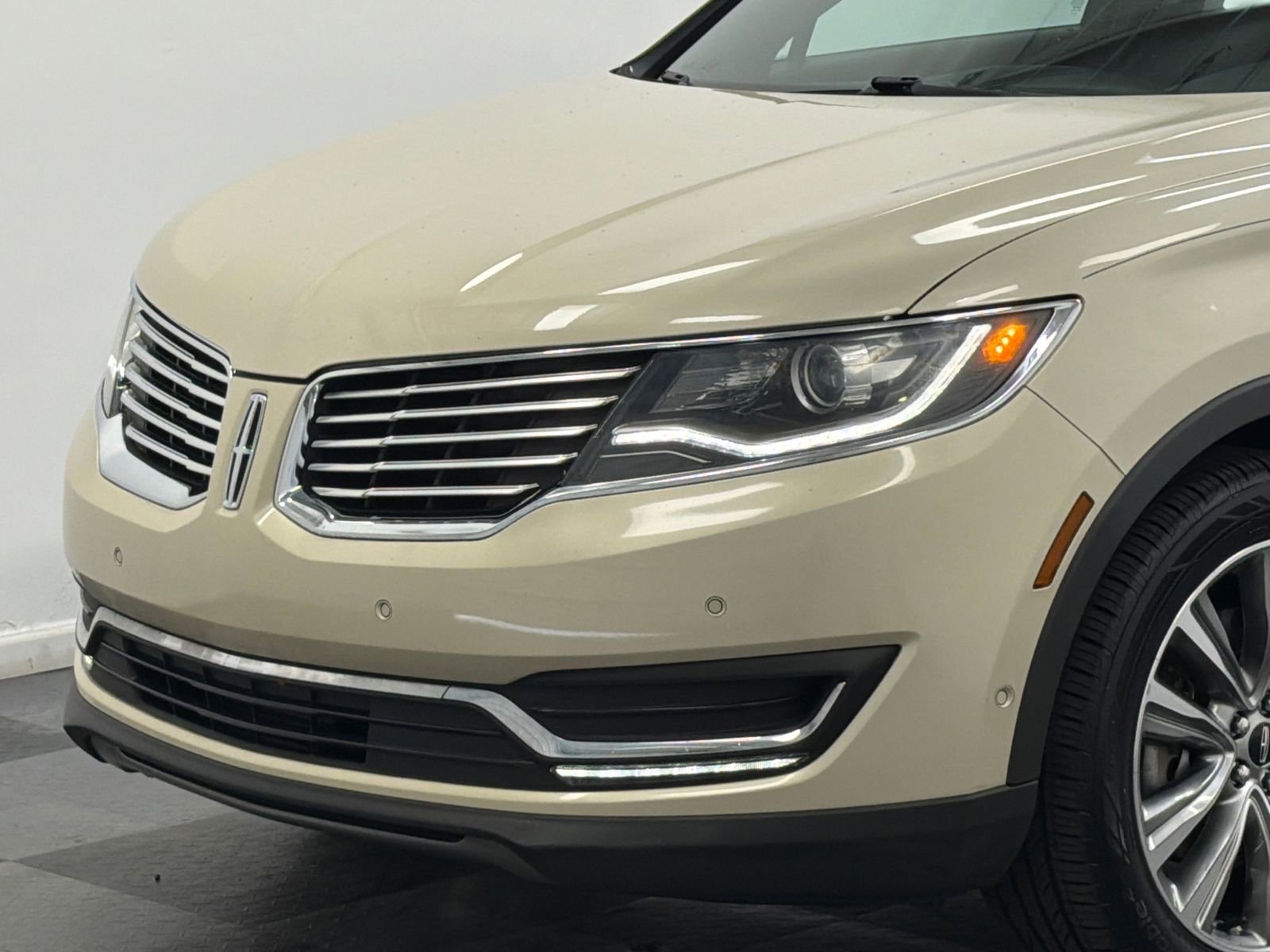 Used 2016 Lincoln MKX Reserve w/ Technology Package image 2