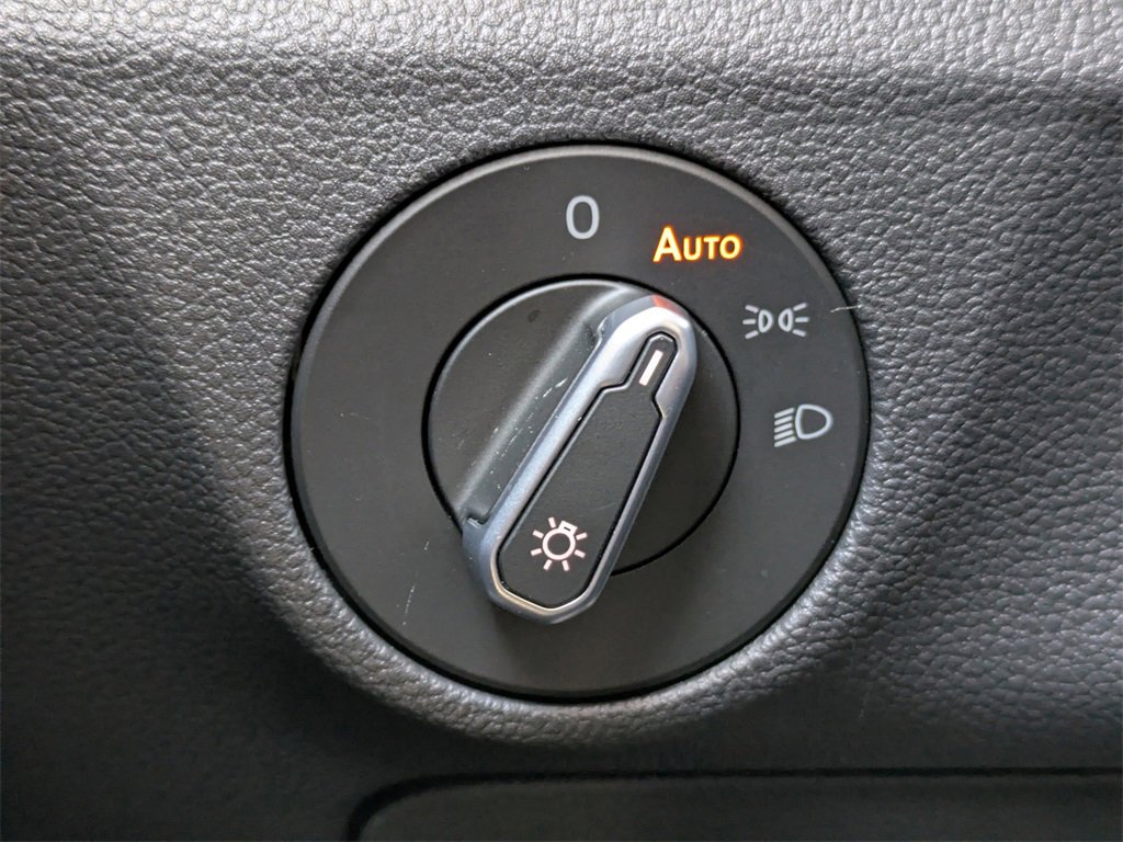 Used 2023 Volkswagen Jetta SE image 32