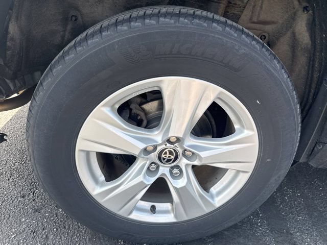 Used 2021 Toyota RAV4 XLE AWD/4WD image 27