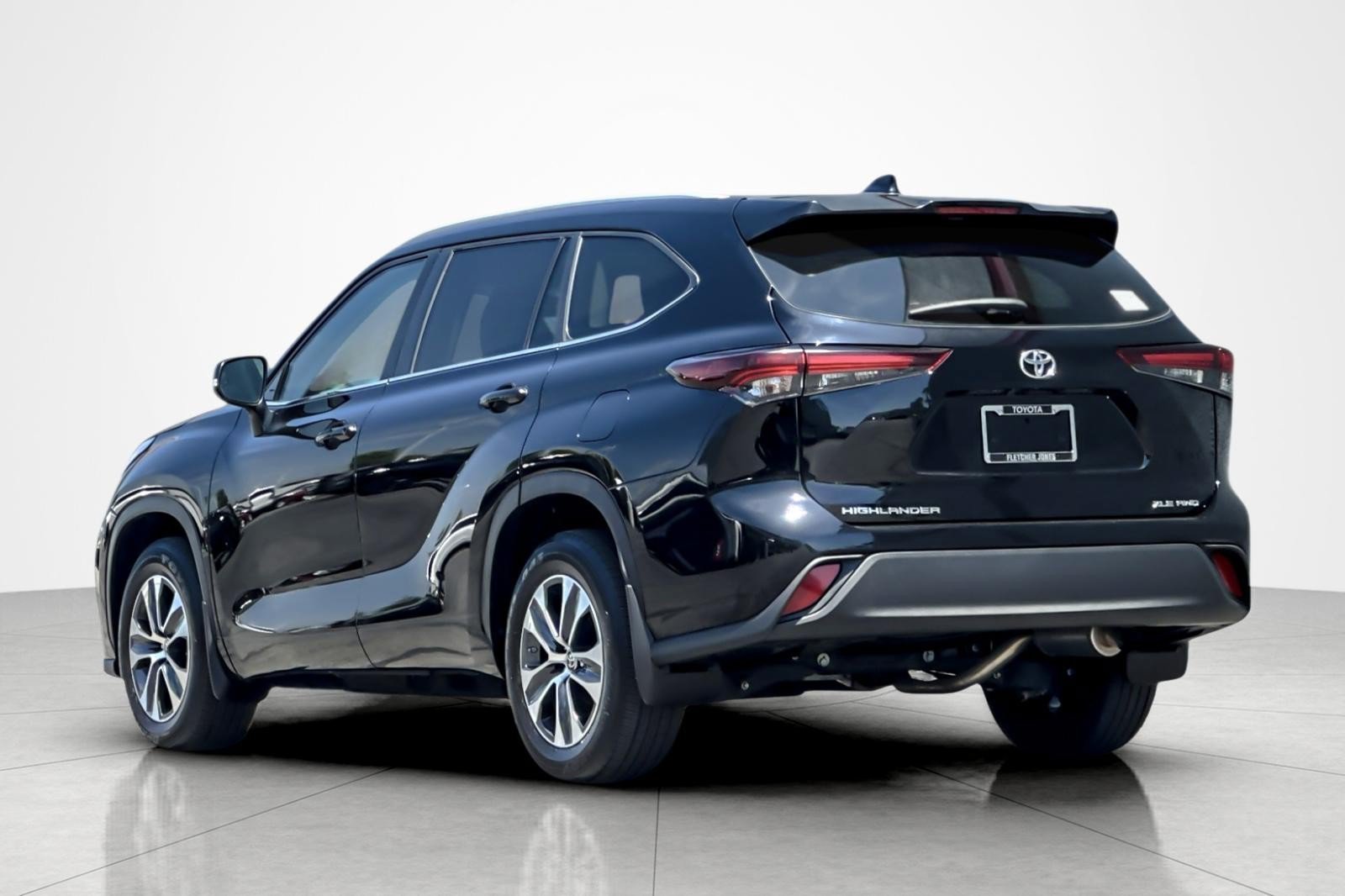 Certified 2024 Toyota Highlander XLE AWD/4WD image 3