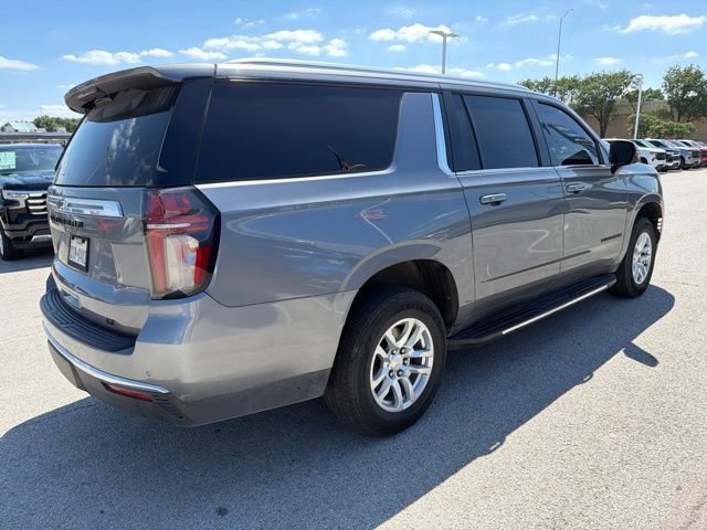Used 2022 Chevrolet Suburban LT w/ Luxury Package RWD image 3