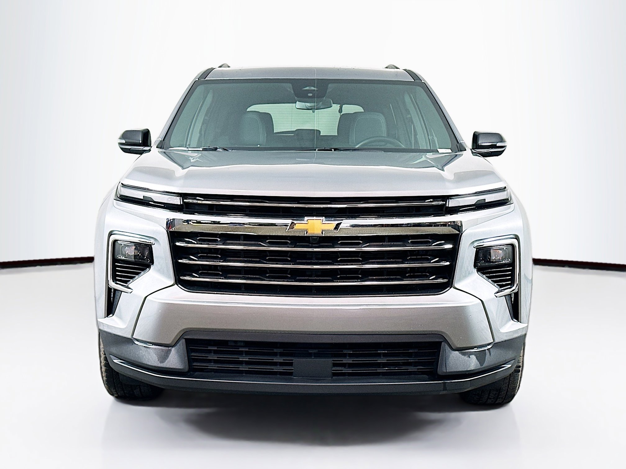 Used 2025 Chevrolet Traverse LT image 2