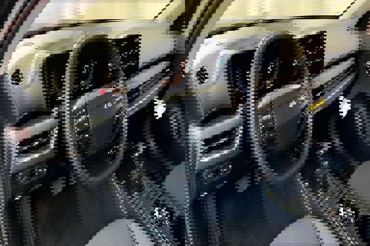 Used 2025 Kia K4 LXS image 17