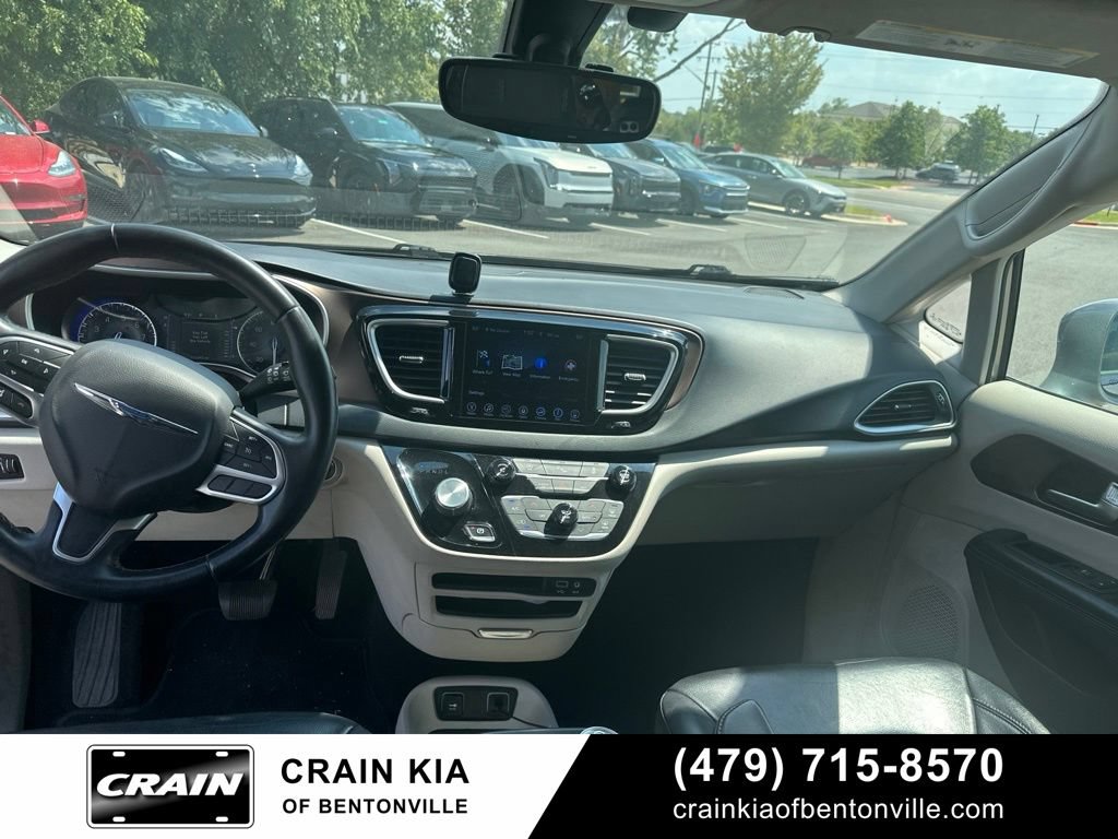 Used 2017 Chrysler Pacifica Touring-L FWD image 18