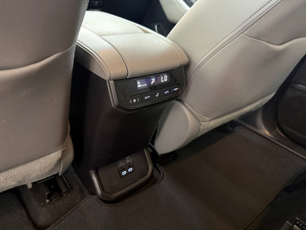 Used 2023 Toyota Highlander LE image 19