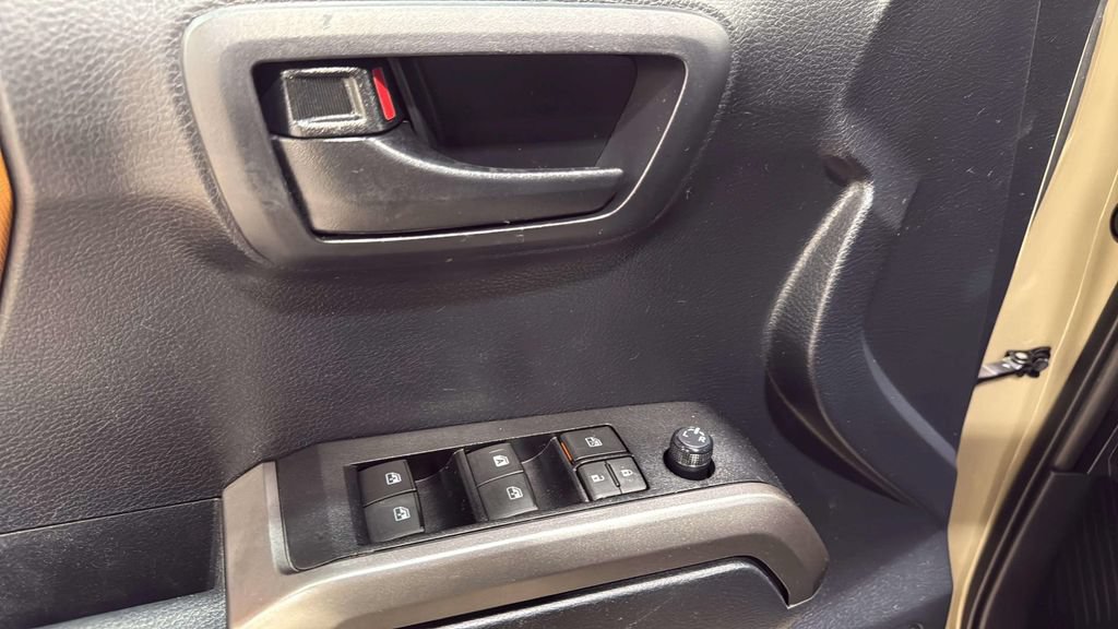 Used 2019 Toyota Tacoma SR5 AWD/4WD image 19