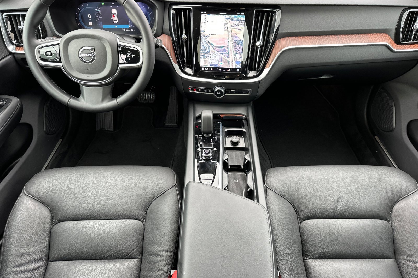 Used 2025 Volvo V60 B5 Cross Country Plus image 13