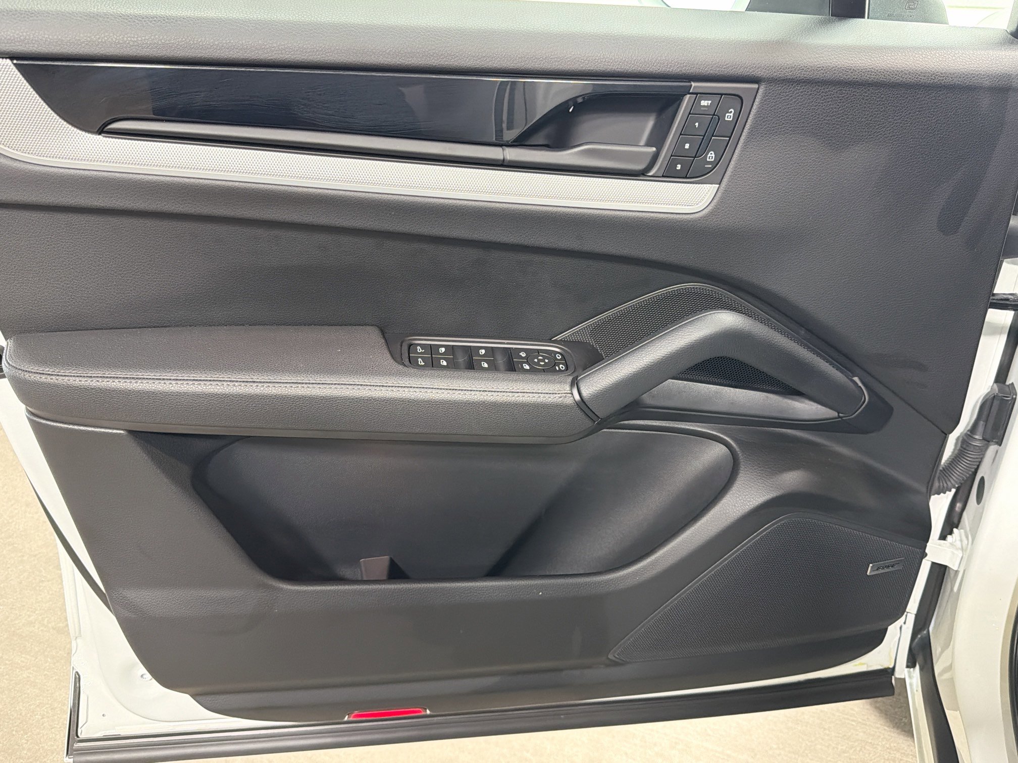 Used 2025 Porsche Cayenne image 22